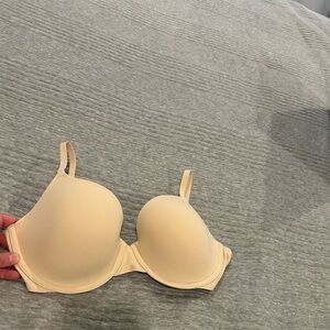 LIKE NEW! Skims seamless lightly lined bra. Nude color. 34D.